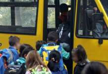 Trasporto scolastico, lavoratori ancora senza stipendi: scoppia il caso a Pontecagnano