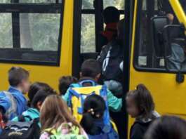 Trasporto scolastico, lavoratori ancora senza stipendi: scoppia il caso a Pontecagnano