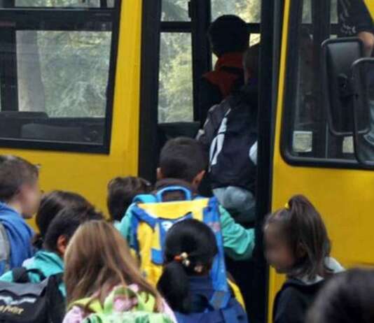 Trasporto scolastico, lavoratori ancora senza stipendi: scoppia il caso a Pontecagnano