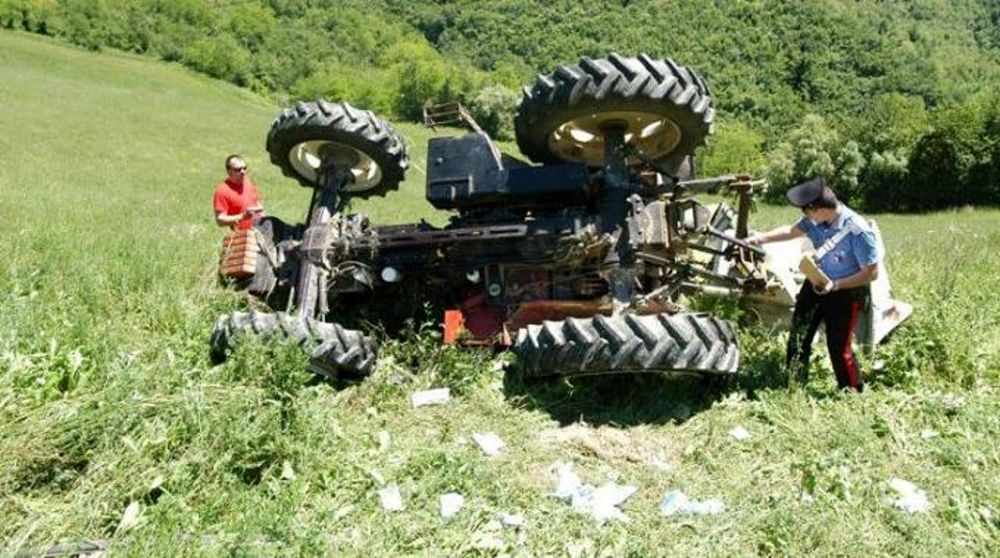 Trattore si ribalta, agricoltore di 68 anni perde la vita Trattore si ribalta, agricoltore di 68 anni perde la vita