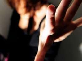 Blocca in bagno una turista a Napoli, denunciato per violenza sessuale