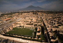 Lunghe file di visitatori al Parco Archeologico di Pompei per problemi organizzativi