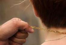 Ruba catenina d’oro a turista, 27enne preso a Napoli