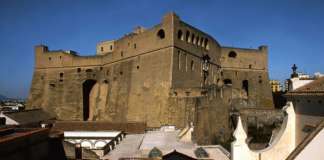 Crolla porzione muro in area adiacente, chiuso Castel Sant’Elmo a Napoli