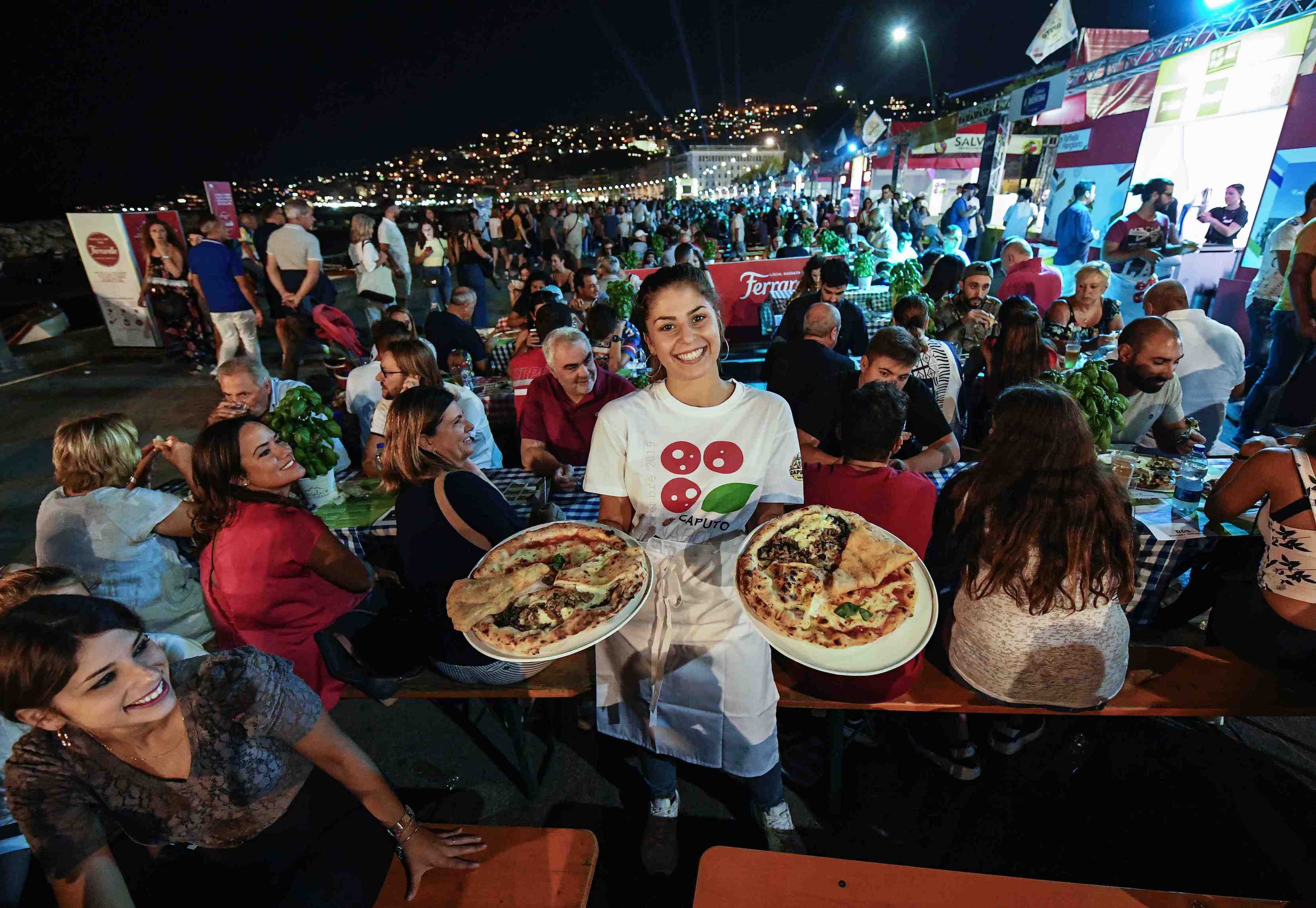 Napoli Pizza Village, buona la prima con migliaia di visitatori: il  programma di lunedì