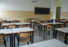 Coltelli in aula, studente posa arma sul banco: denunciati due quindicenni