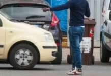 Parcheggiatore abusivo aggredisce agenti, denunciato