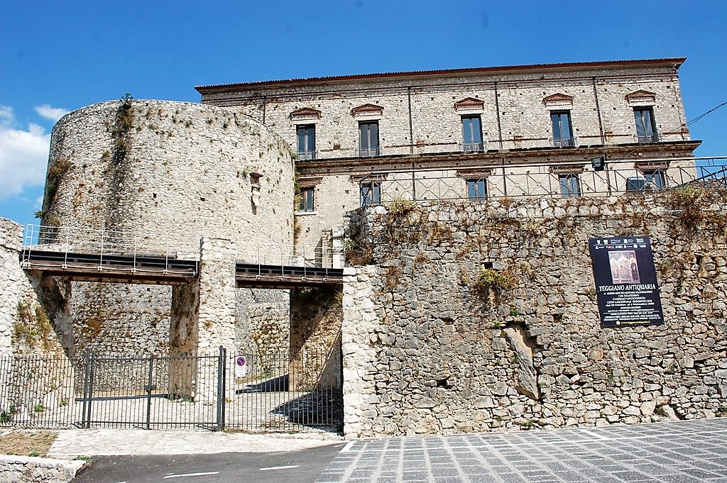 ‘Medea’ di Seneca, ultimo appuntamento con la tragedia greca al Castello Macchiaroli ‘Medea’ di Seneca, ultimo appuntamento con la tragedia greca al Castello Macchiaroli
