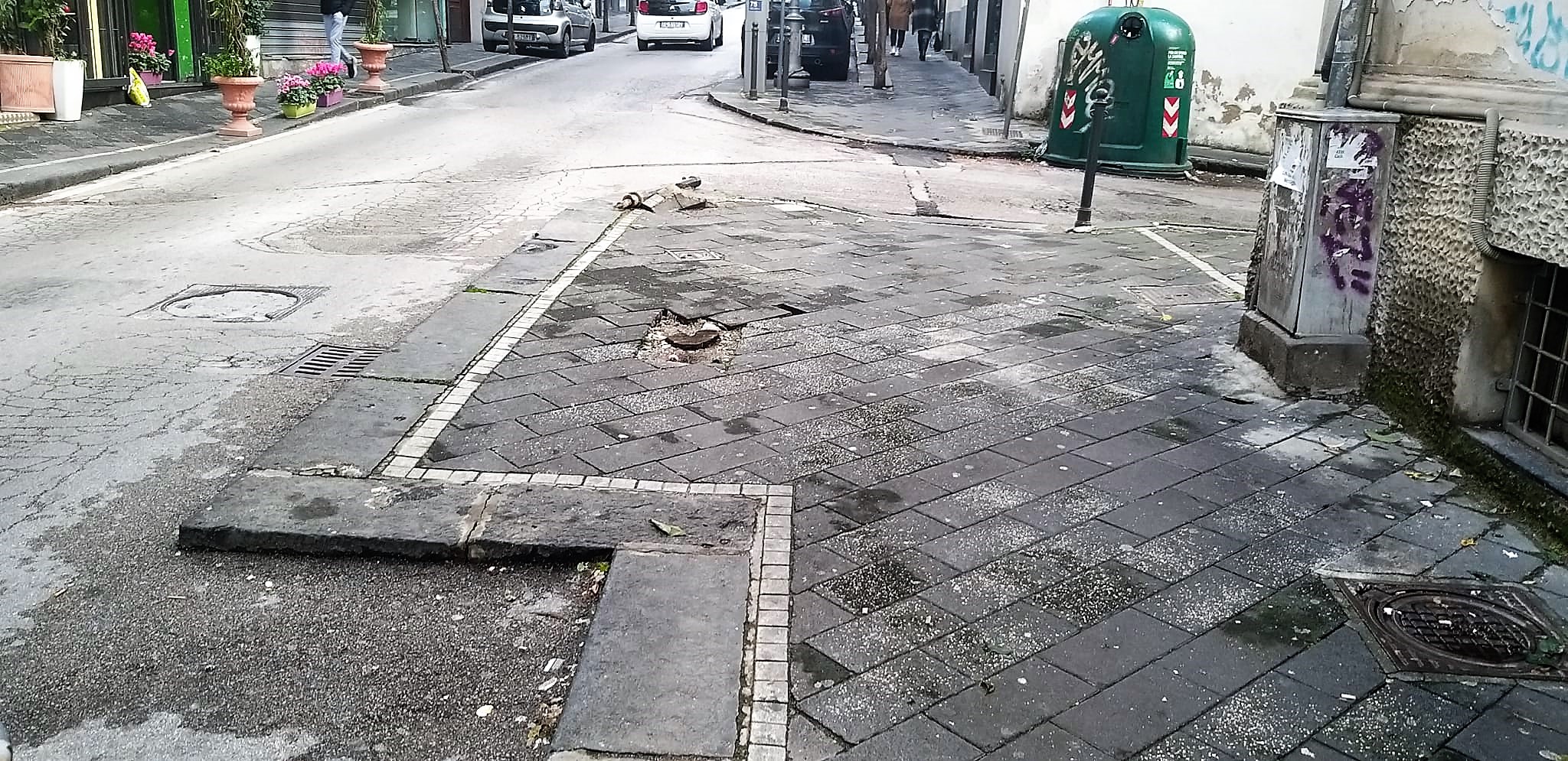 Via Galvano Della Volpe Roma Via Volpe, dissuasore colpito e abbattuto: parte la 'sosta sul
