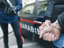 Colpì uno straniero, arrestato per tentato omicidio aggravato dall’odio razziale