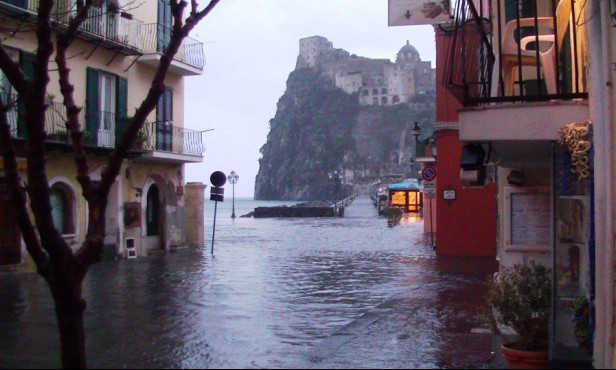 Ischia, piazzale Aragonese allagato: abitanti camminano con buste ai piedi  (VIDEO)