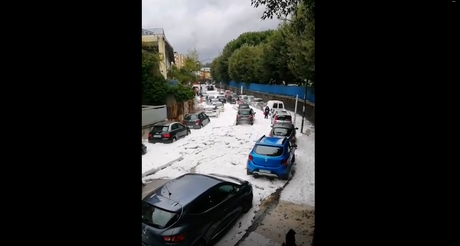 Maltempo a Napoli, strade bianche dopo violenta grandinata (VIDEO)