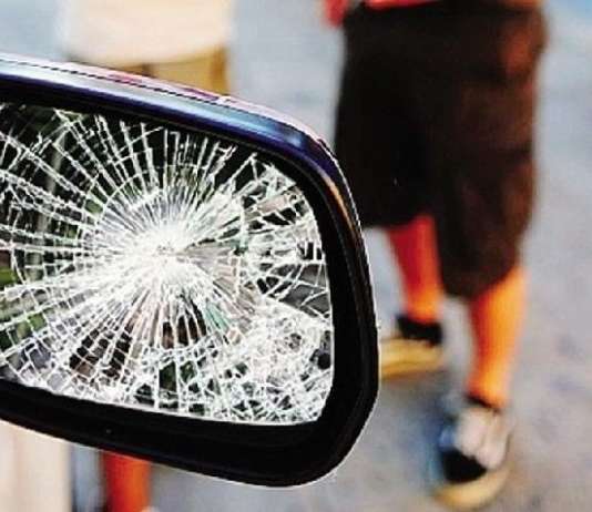 Truffa dello specchietto, due persone denunciate dalla polizia