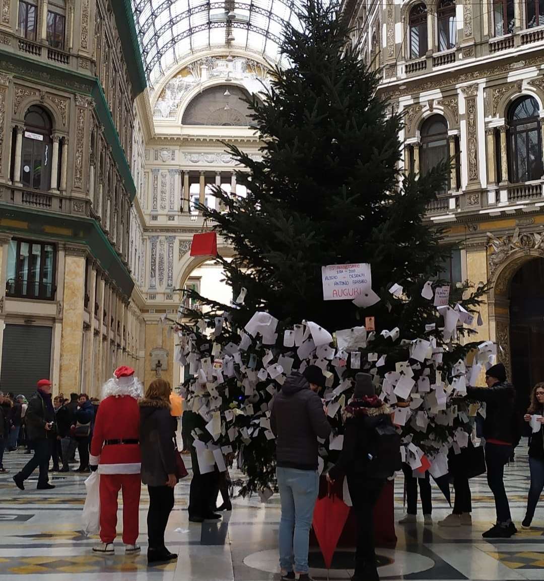 Albero Di Natale A Napoli.Natale A Napoli Torna L Albero Dei Desideri Alla Galleria Umberto