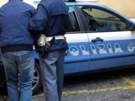 Scippa collana a turista, cade dalla moto e la polizia lo arresta