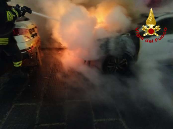 Auto in fiamme Avellino