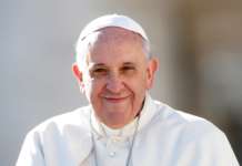 “Io sono qui”, il pontificato di Papa Francesco in vignette