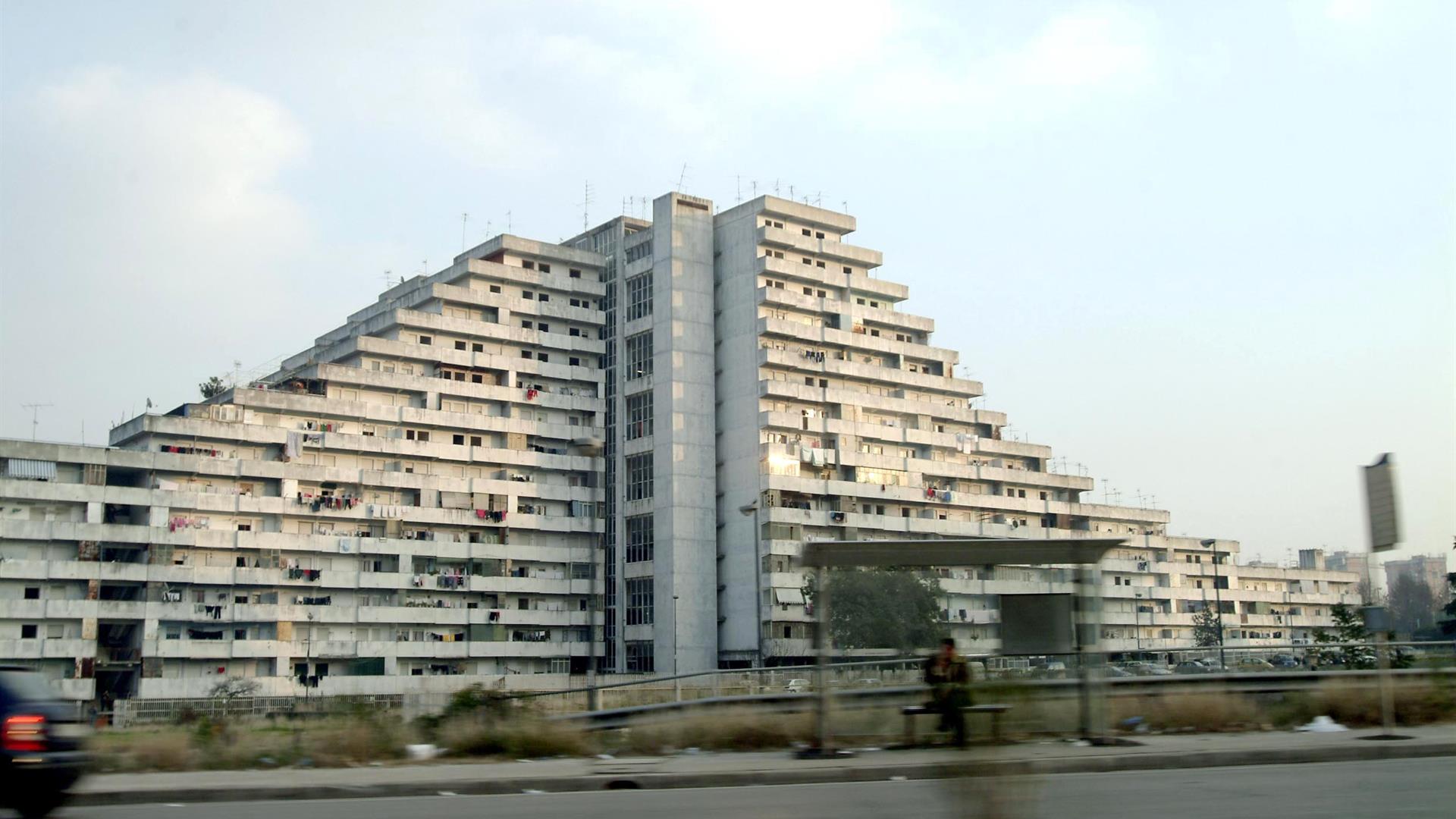 polizia locale intervento per occupazione abusiva struttura pubblica a scampia