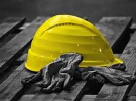 Incidente sul lavoro a Napoli, uomo travolto da un mezzo pesante