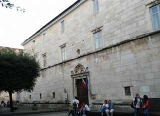 Bimba nata morta in clinica del Napoletano, medico indagato