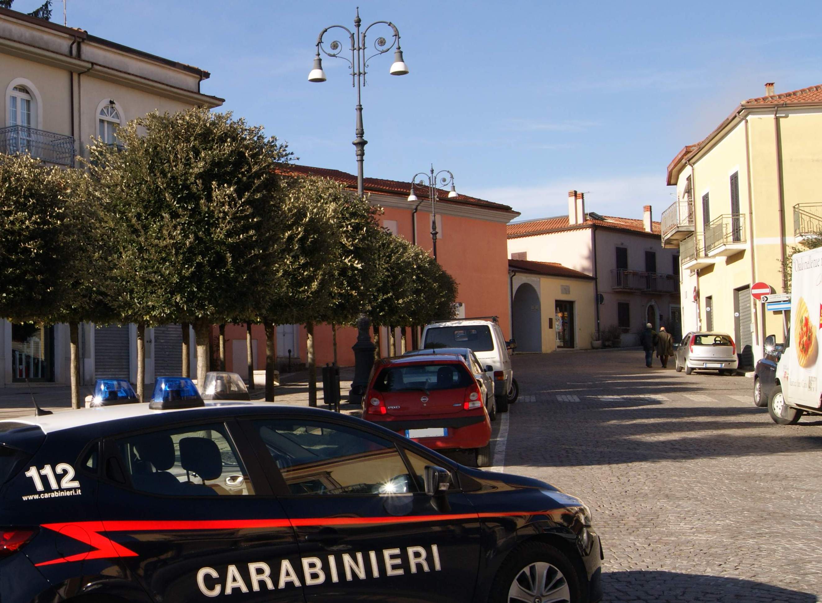 Armato di Katana terrorizza il paese, i Carabinieri arrestano un 25enne per tentata rapina Armato di Katana terrorizza il paese, i Carabinieri arrestano un 25enne per tentata rapina