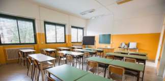 Maxi rogo a Pianura, scuole chiuse fino a cessata emergenza inquinamento