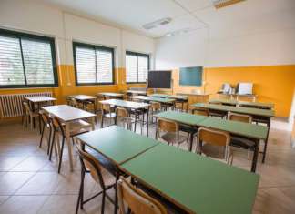 Maxi rogo a Pianura, scuole chiuse fino a cessata emergenza inquinamento