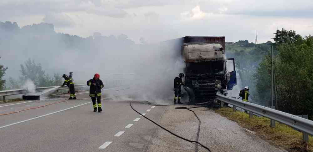 Camion in fiamme sulla Statale 87, nessun ferito – VIDEO