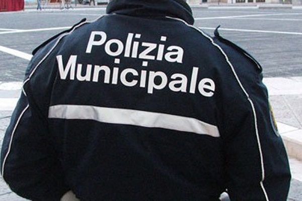 Polizia locale di Napoli sequestra una ‘centrale’ del falso