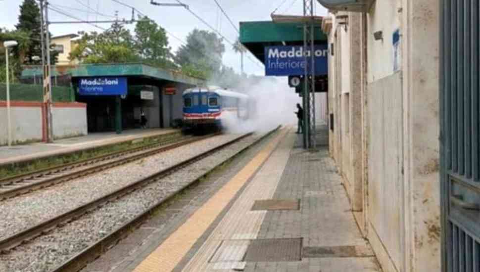 Ancora treno in fiamme sulle linee vesuviane di EAV Ancora treno in fiamme sulle linee vesuviane di EAV