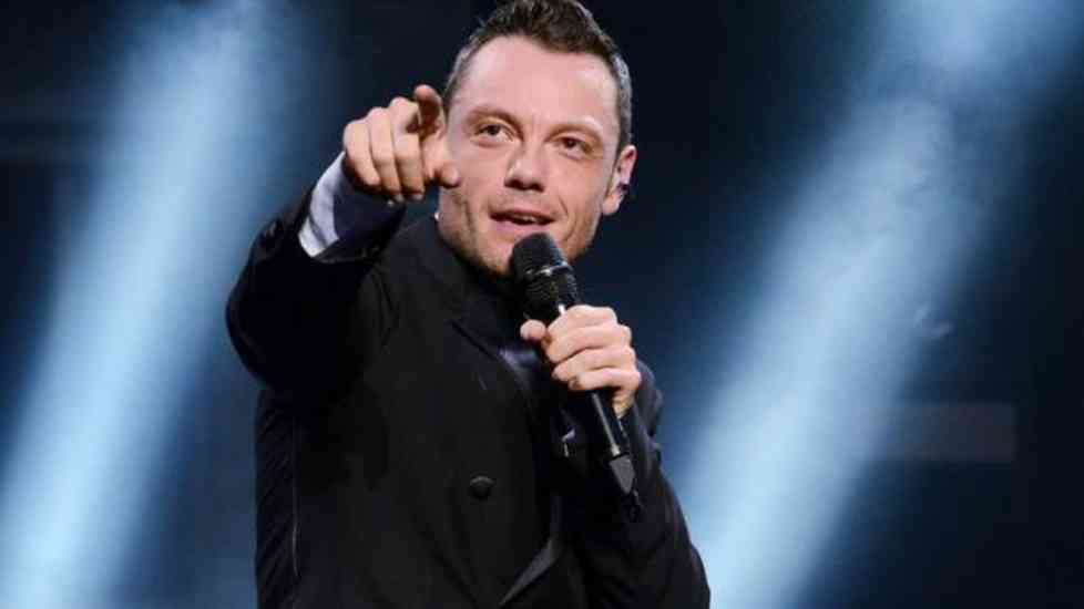 Concerto posticipato, Tiziano Ferro omaggia Napoli “Vorrei essere lì” (VIDEO)