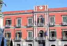 Appartamento in fiamme a Pagani, evacuata una scuola