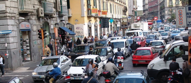 “Traffico in tilt a Napoli, gestione folle”: Cantalamessa si scaglia contro il sindaco Manfredi