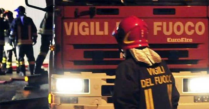 Crolla edificio disabitato nel Salernitano, pompieri a lavoro