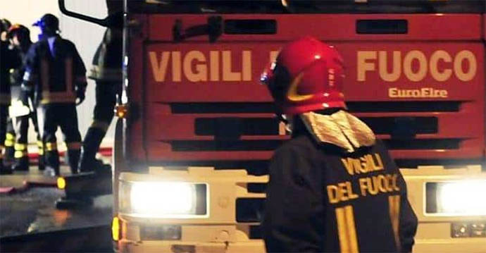 Incendio dei cassonetti dei rifiuti in contrada Montecalvo, indagini in corso