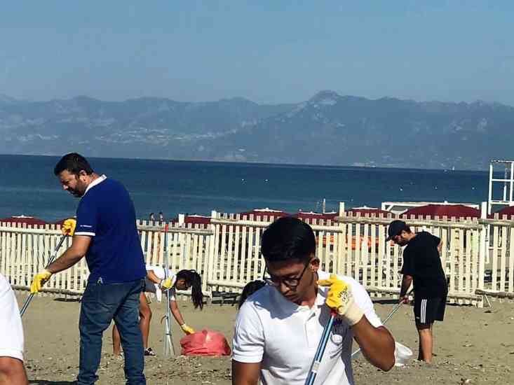 Battipaglia: volontari, assessore e consigliere ripuliscono in spiaggia Battipaglia: volontari, assessore e consigliere ripuliscono in spiaggia