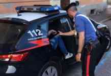 Ruba stereo, fugge sulla e-bike ma viene arrestato