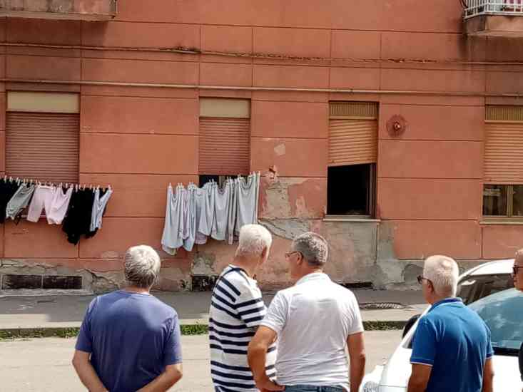 Temono il peggio sentendo abbaiare il cane, vicini “rassicurati” dai vigili del fuoco Temono il peggio sentendo abbaiare il cane, vicini “rassicurati” dai vigili del fuoco