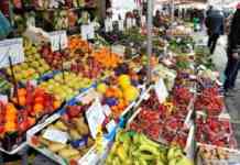 Cade un lampione sulla tenda del mercatino a Napoli, tragedia sfiorata