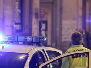 21enne investita e uccisa da un’auto pirata, è caccia al conducente del Suv