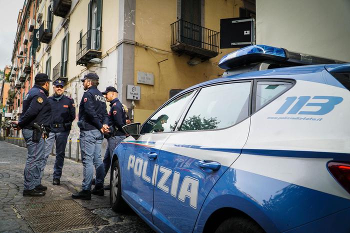 Sette colpi pistola contro auto a Napoli, illeso guidatore