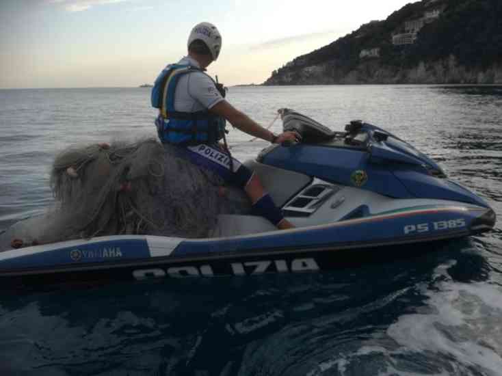 Sperona acquascooter della Polizia: arrestato a Ischia Sperona acquascooter della Polizia: arrestato a Ischia