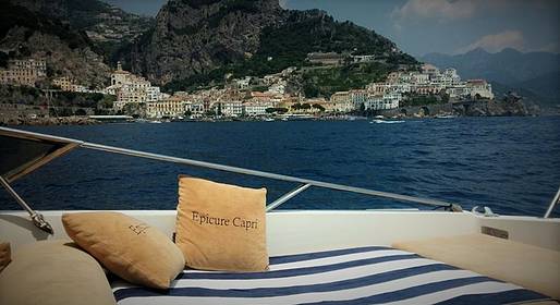 Gommone con 4 stranieri a bordo finisce sugli scogli a Capri: nessun ferito