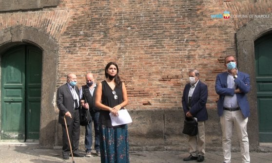 Maschio Angioino, restaurata lapide che celebra le Quattro Giornate di Napoli Maschio Angioino, restaurata lapide che celebra le Quattro Giornate di Napoli