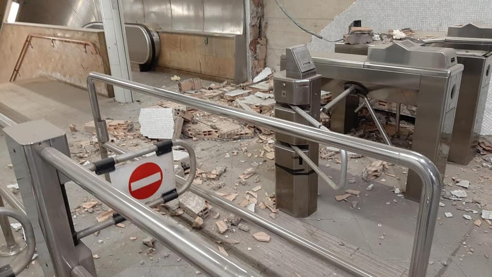 Metro Linea 1, il maltempo fa danni: a Salvator Rosa crollano le pareti (FOTO) Metro Linea 1, il maltempo fa danni: a Salvator Rosa crollano le pareti (FOTO)