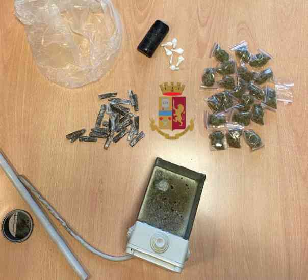 Droga in una cassettiera della luce: maxi sequestro Droga in una cassettiera della luce: maxi sequestro