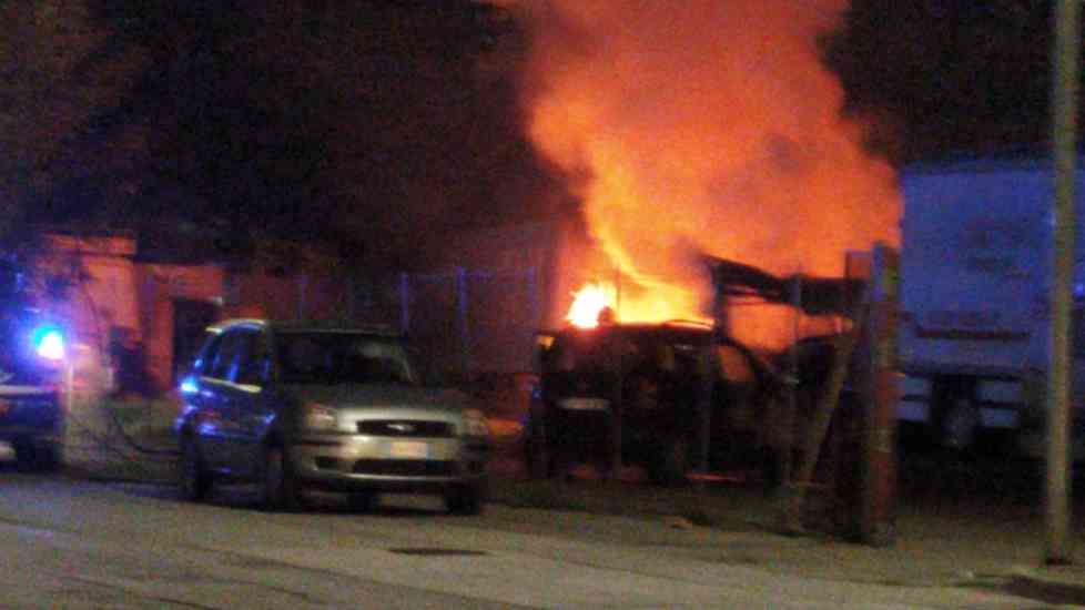In fiamme una roulotte in via Rivellini, danneggiate due auto In fiamme una roulotte in via Rivellini, danneggiate due auto