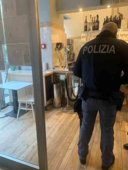 Ladri nella pizzeria di Sorbillo a Milano: le immagini del raid Ladri nella pizzeria di Sorbillo a Milano: le immagini del raid