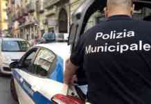 Colpi di casco ai vigili che stanno multando il padre: 41enne in manette Vigili urbani