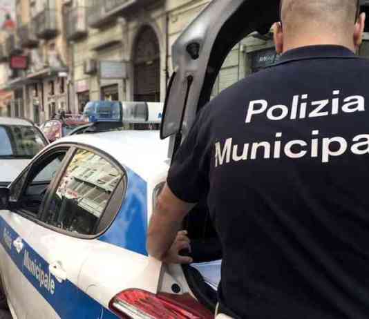Colpi di casco ai vigili che stanno multando il padre: 41enne in manette Vigili urbani